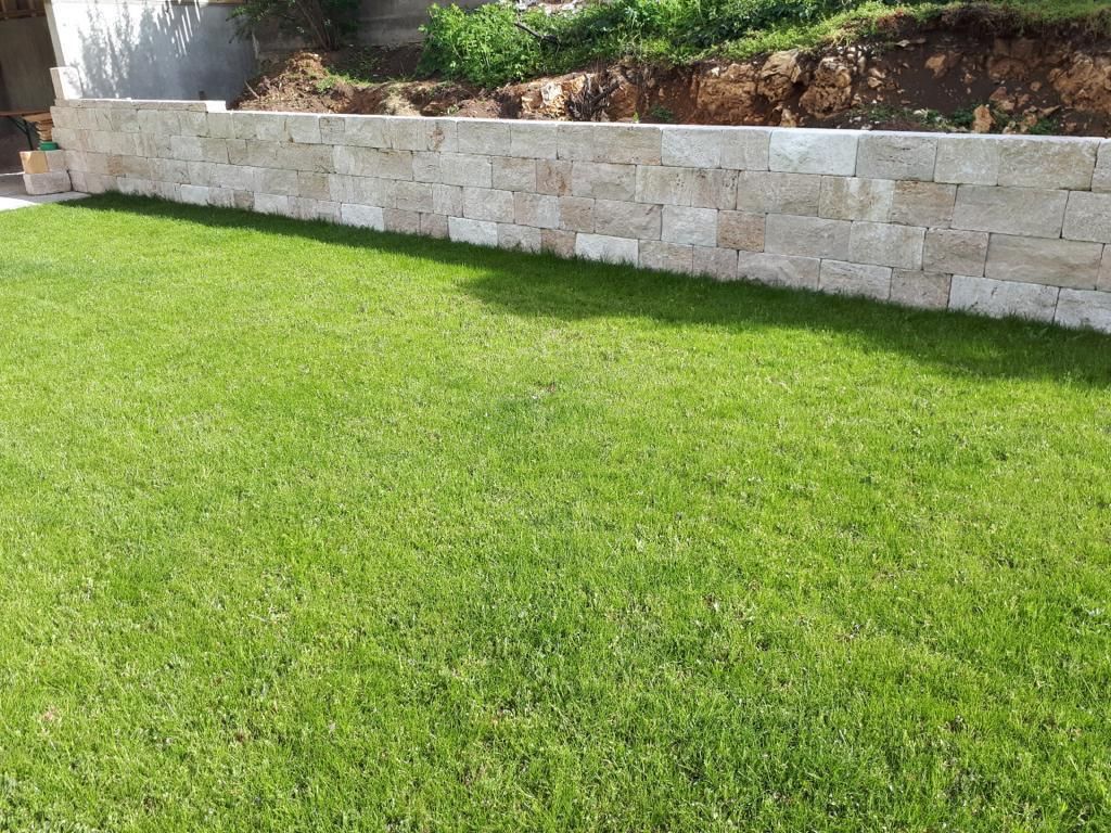 Naturmauersteine +Rasen